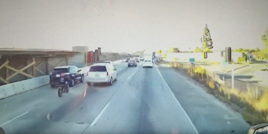 Varios veh&iacute;culos circulan en la carretera, entre ellos algunas motocicletas. (Captura de pantalla: Dirtbag coffin/Youtube)