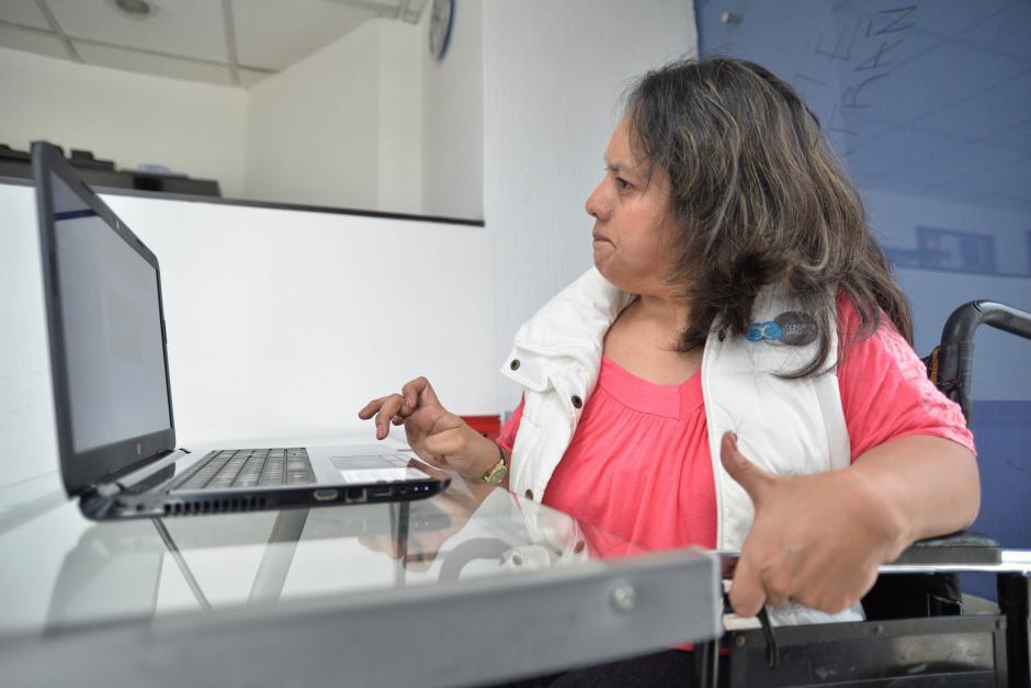 Cori L&oacute;pez tiene 39 a&ntilde;os y naci&oacute; con par&aacute;lisis cerebral. (Foto: Wilder L&oacute;pez/Soy502)