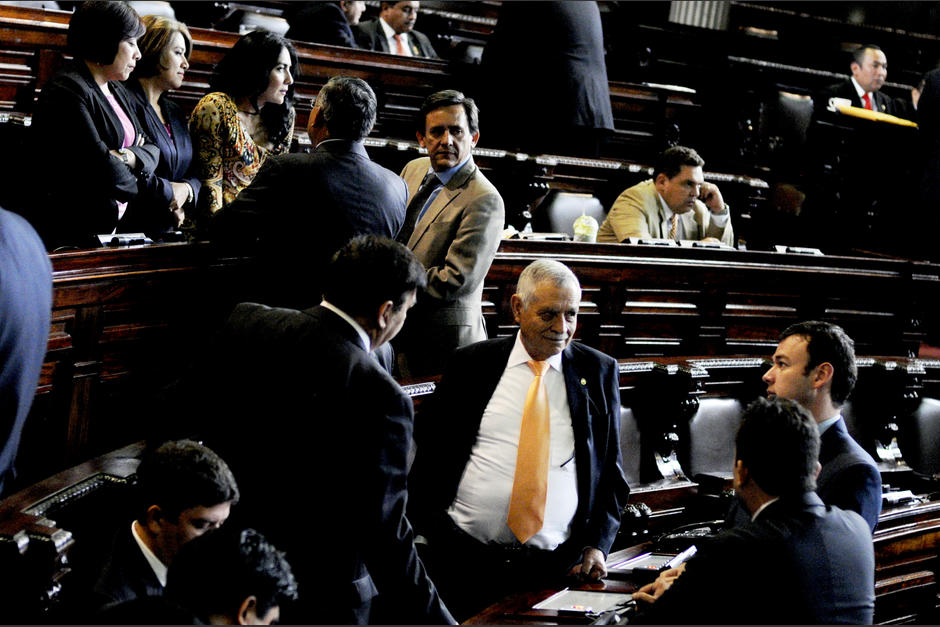 Los diputados se afanan en tomar pr&eacute;stamos y ajustar el presupuesto, pero los ajustes que hacen no son para transformar al pa&iacute;s sino para sacar beneficio propio. (Foto: Esteban Biba/Soy502)