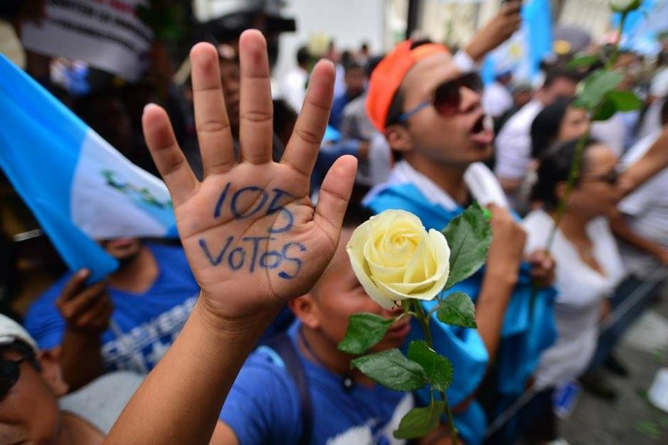 Varias personas convocadas por las redes sociales hicieron una cadena humana para permitir el ingreso de diputados al Congreso. &nbsp;(Foto: Wilder L&oacute;pez/Soy502)&nbsp;