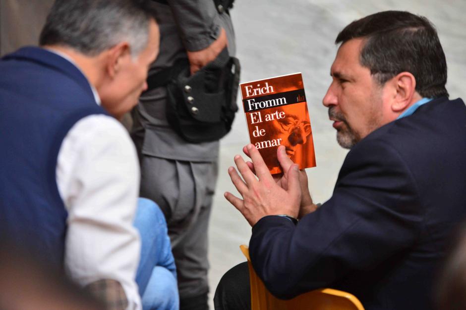 El exministro de Defensa, Ulises Anzueto, ha le&iacute;do El Arte de Amar. (Foto: Archivo/Soy502)