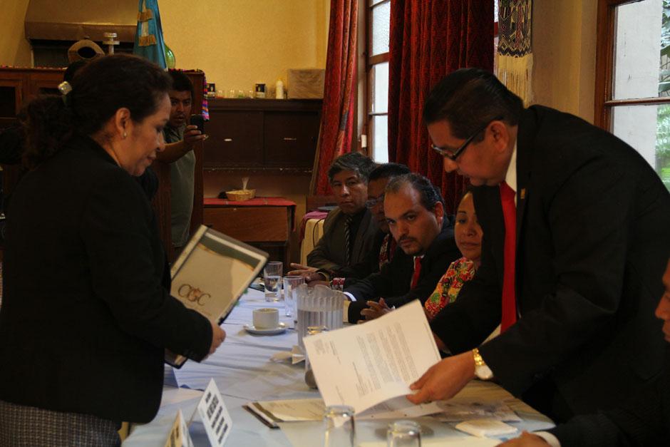 Nora Segura, contralora General de Cuentas, presentó este miércoles a la Comisión de Asuntos Electorales un documento que muestra que solo cuatro de los 40 candidatos a magistrados del Tribunal Supremo Electoral tienen finiquito para ocupar el puesto (Foto: Alexis Batres/Soy502)