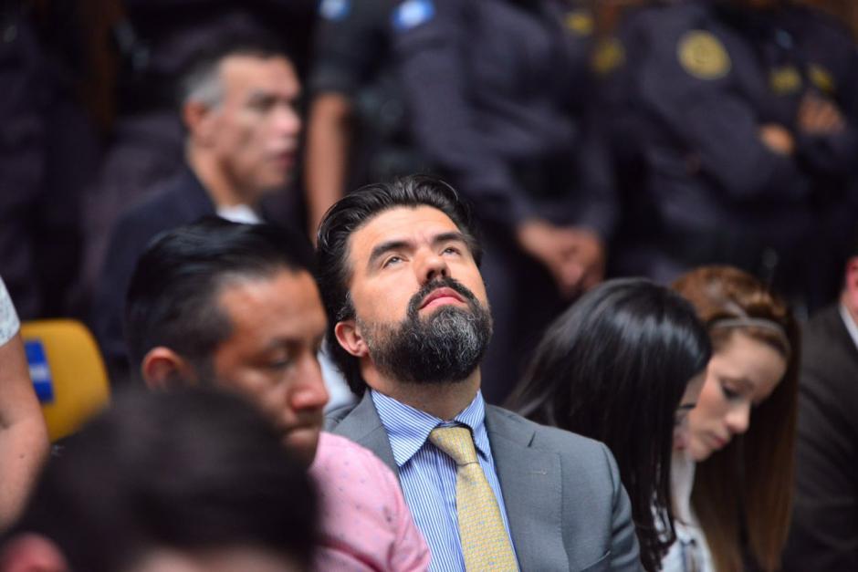 Jonathan Ch&eacute;vez, el supuesto lavador de Otto P&eacute;rez Molina, al escuchar resoluci&oacute;n. (Foto: Jes&uacute;s Alfonso/Soy502)