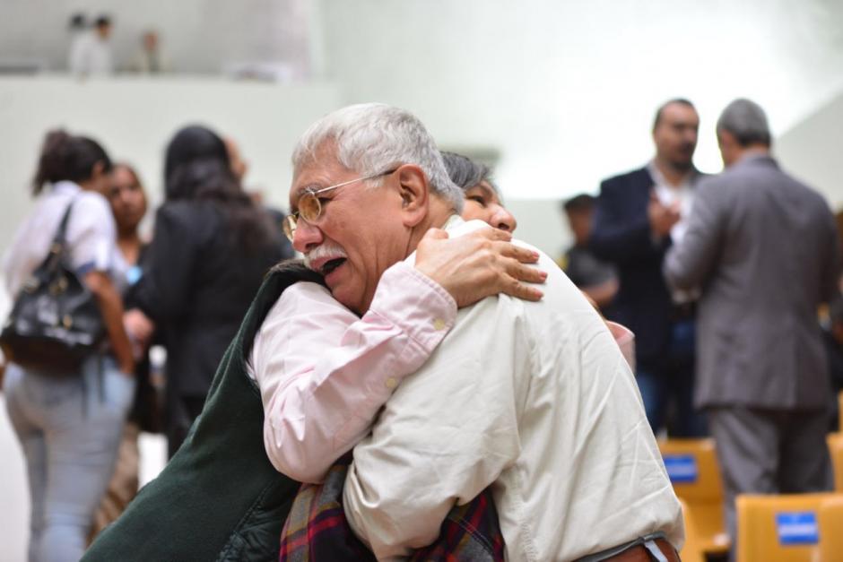 Ed&iacute;n Barrientos, exdirectivo de Banrural y acusado en el caso Cooptaci&oacute;n del Estado, abraza a su hija previo a la resoluci&oacute;n del juez G&aacute;lvez. (Foto: Jes&uacute;s Alfonso/Soy502)