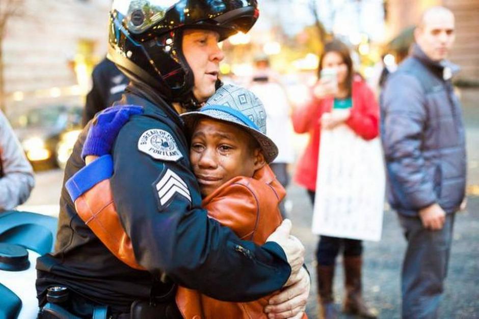 En la foto aparece el sargento de la polic&iacute;a Bret Barnum, de raza blanca, abrazando al adolescente negro Devonte Hart, de 12 a&ntilde;os. (foto:elnuevoherald.com)