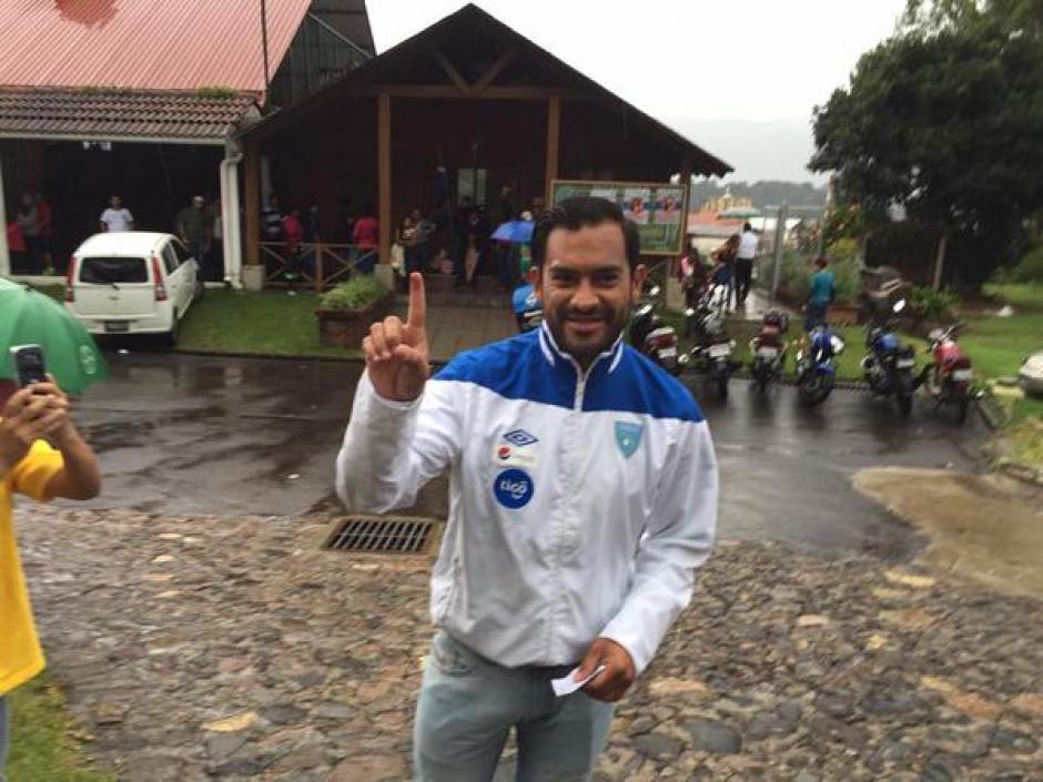 Carlos el "Pescado" Ruiz vot&oacute; en San Jos&eacute; Pinula, luego de regresar del viaje de Antigua y Barbuda. (Foto: Nuestro Diario)