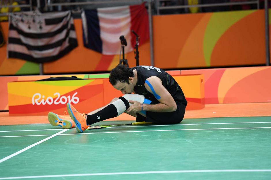 Kevin Cord&oacute;n se bes&oacute; la rodilla para que le "aguantara" lastimosamente no se pudo. (Foto: Sergio Mu&ntilde;oz/Enviado ACD)