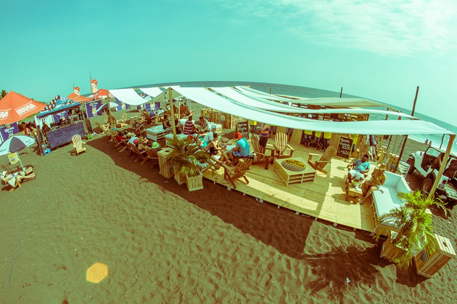 Eco-Bar Corona utiliza paneles solares como&nbsp;fuente de energía renovable.&nbsp;(Foto: cortesía Corona)