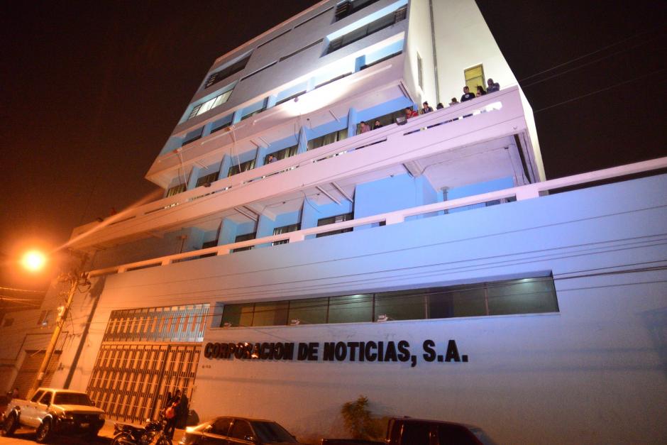 Los periodistas y trabajadores de Corporación de Noticias reclaman el pago atrasado de prestaciones y salarios. (Foto: Wilder López/Soy502)