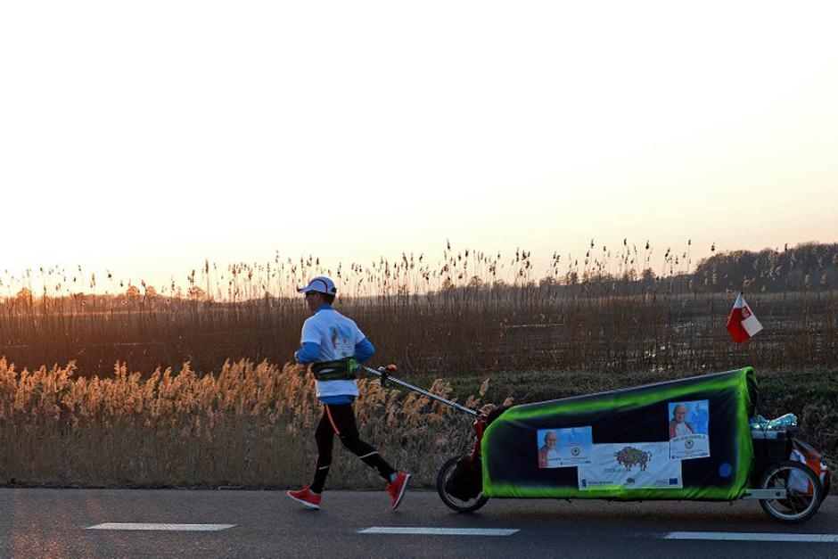 Desde el amanecer Piotr Kurlyo inicia su marat&oacute;n de m&aacute;s de 2 mil kil&oacute;metros desde Polonia hasta Italia, para presenciar la canonizaci&oacute;n de su compatriota Juan Pablo II. (Foto: AFP)