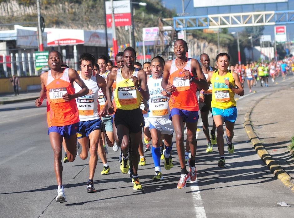 Los maratonistas no perdieron el aliento, luchando hasta llegar a la deseada l&iacute;nea de meta. (Byron Gir&oacute;n)
