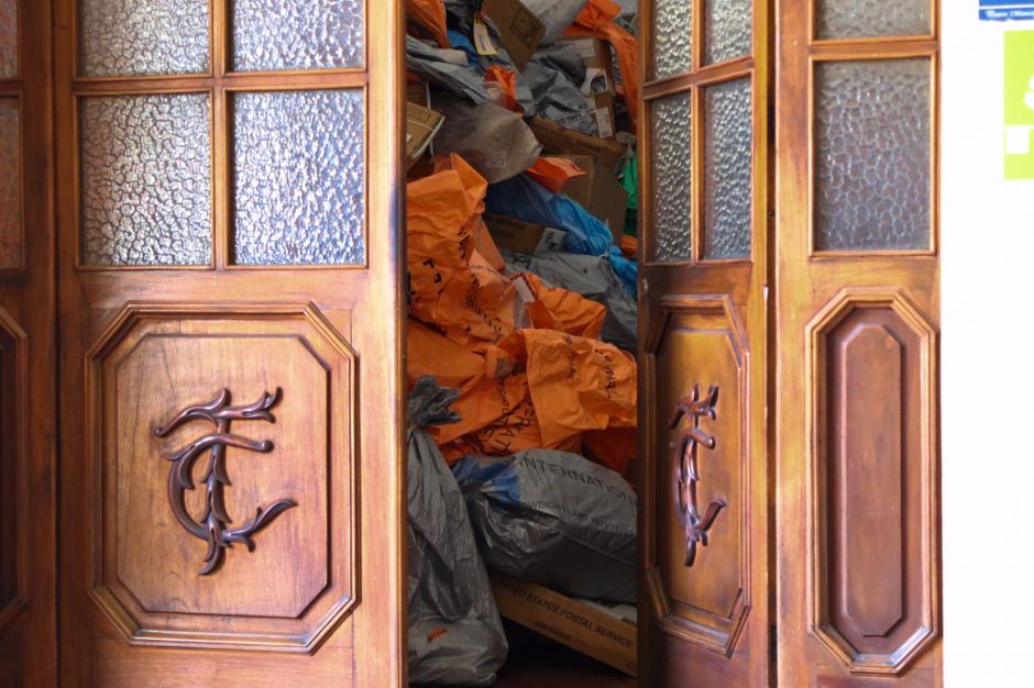 En esta imagen se aprecia c&oacute;mo se amontonan los paquetes en la oficina de Correo de la zona 1. (Foto: Alejandro Bal&aacute;n/Soy502)