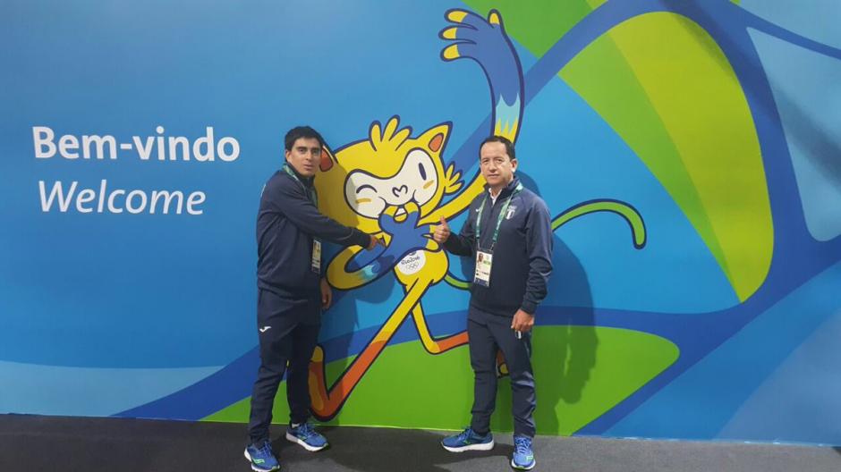 Manuel Rodas lleg&oacute; acompa&ntilde;ado por su entrenador, Omar Ochoa. (Foto: COG)