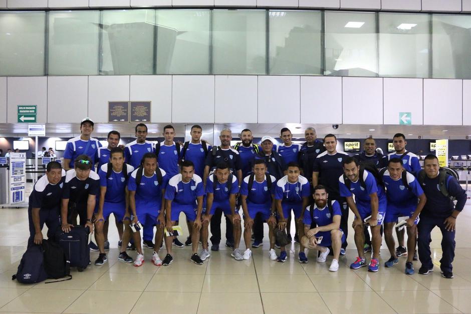 Los convocados por Walter Claver&iacute; antes de realizar el viaje.  (Foto: FedefutGuate)