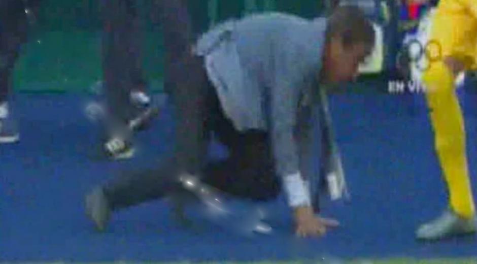 El t&eacute;cnico de los catrachos, Jorge Luis Pinto, se cae de la felicidad. (Foto: Captura de video)