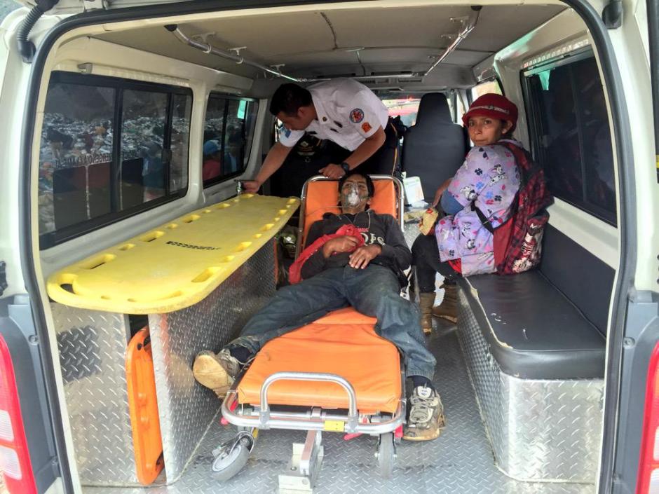 Cinco personas quedaron soterradas en el Relleno Sanitario de la zona 3 capitalina, uno de ellos fue trasladado al Hospital General San Juan de Dios. (Foto:&nbsp;@BVoluntariosGT)
