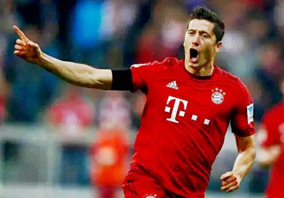 El delantero polaco Robert Lewandoski marc&oacute; cinco goles en 9 minutos y hace historia en el futbol mundial. (Foto: EFE)