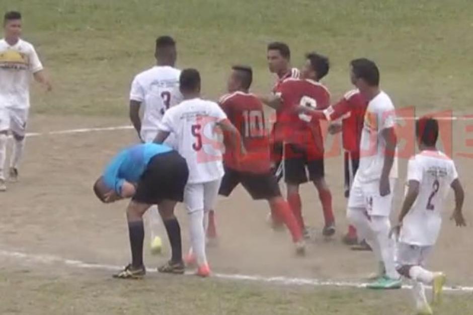 El agresor no pudo contener su rabia, tras ser expulsado. (Foto: Twitter)