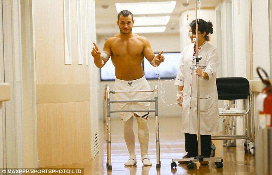 Un d&iacute;a despu&eacute;s de la lesi&oacute;n Samir A&iuml;t Said fue operado y ya se puso de pie. (Foto: MaxPPP/SportsPhotoLTD)