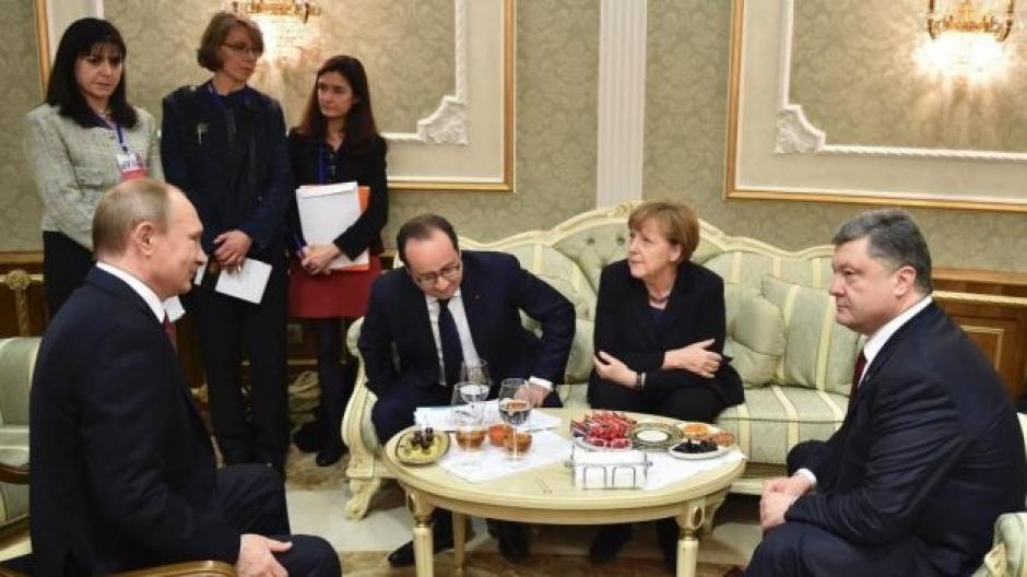 Durante tres horas los mandatarios se reunieron en privado y sin asesores. (Foto AP)