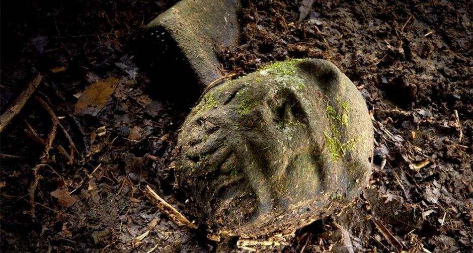 Esta efigie de un &ldquo;hombre-jaguar&rdquo; que representar&iacute;a la combinaci&oacute;n de un humano y un esp&iacute;ritu animal, es parte de un asiento ceremonial a&uacute;n enterrado es uno de los artefactos descubiertos en las ruinas en la selva hondure&ntilde;a. (Foto:&nbsp;Dave Yoder)