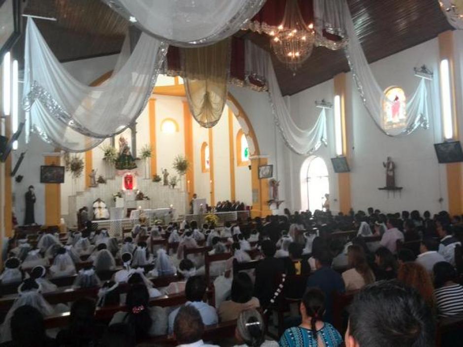 Dos ata&uacute;des son sacados de una bodega de Santa Catarina Pinula despu&eacute;s de que 22 ni&ntilde;as realizaran su primera comuni&oacute;n en la Iglesia cat&oacute;lica, 33 ni&ntilde;os iban a realizar su primera comuni&oacute;n en la municipalidad pero 11 de ellos fueron v&iacute;ctimas del deslave. (Foto: Gustavo M&eacute;ndez /Soy502)