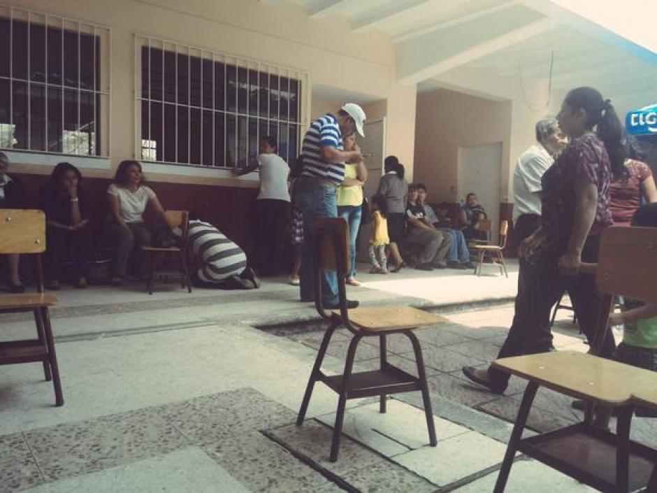 La escuela de Santa Catarina Pinula ha funcionado como albergue en los &uacute;ltimos d&iacute;as. El Mineduc decidi&oacute; finalizar el a&ntilde;o escolar en esa localidad. (Foto: Gustavo M&eacute;ndez/Soy502)