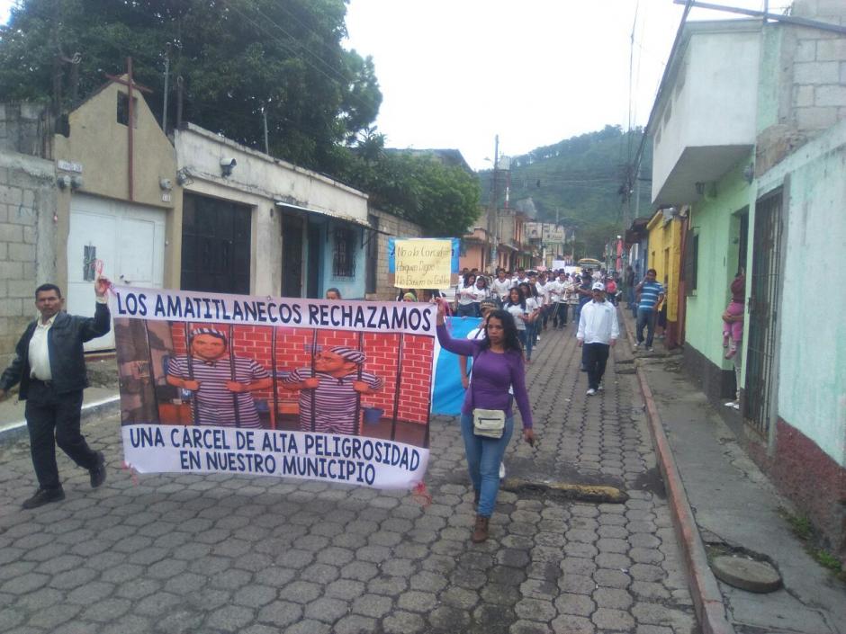 Vecinos de Amatitl&aacute;n marcharon en contra de la construcci&oacute;n de un centro carcelario. (Foto: Twitter) 