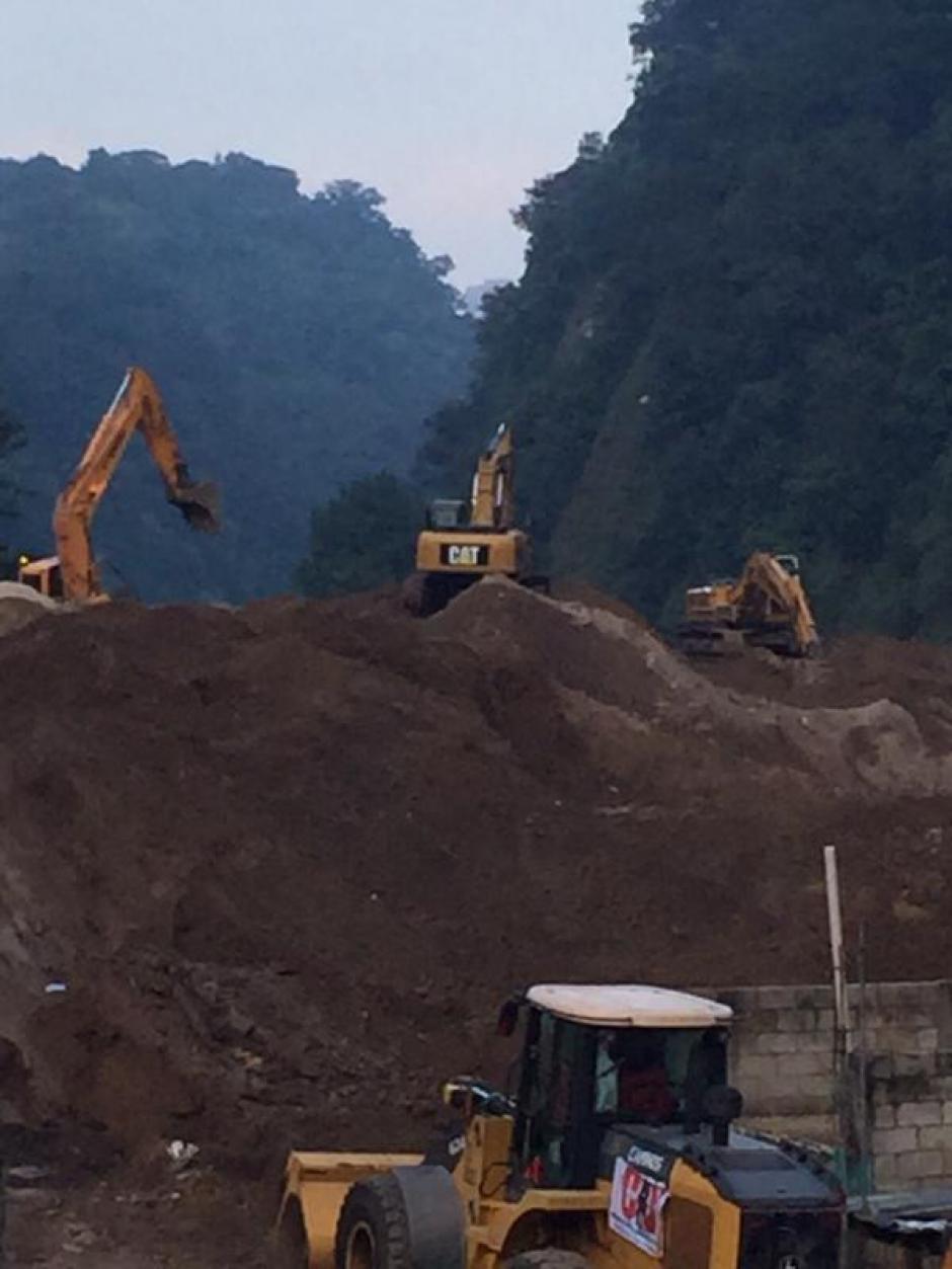En el quinto día de búsqueda se reanudan las labores en El Cambray II, Santa Catarina Pinula. Se prevé localizar a 40 personas que presuntamente se encontraban en un servicio religioso. (Foto:&nbsp;@PNCdeGuatemala)