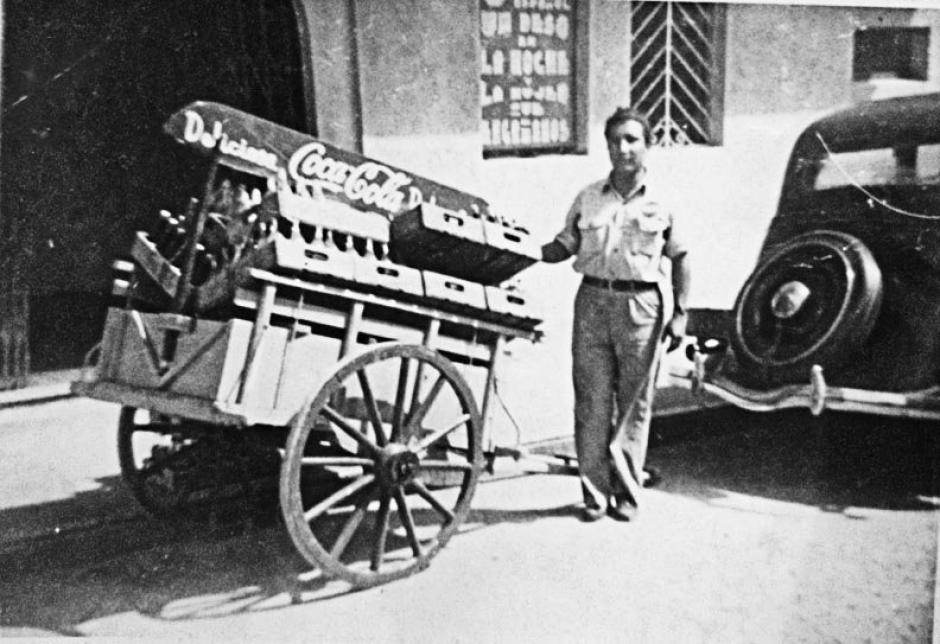 Trabajador de embotelladora repartiendo aguas gaseosas, a&ntilde;os 40.  Ciudad de Guatemala, Zona 1. (Foto: Twitter/@GuatHistorica)