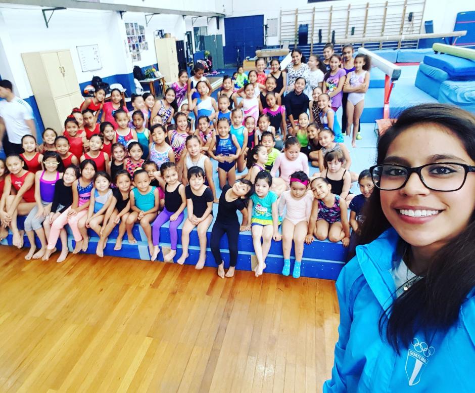 Ana Sof&iacute;a G&oacute;mez visit&oacute; la tarde del viernes la Federaci&oacute;n Nacional de Gimnasia donde fue recibida con mucho cari&ntilde;o. (Foto: Twitter Ana Sof&iacute;a G&oacute;mez)