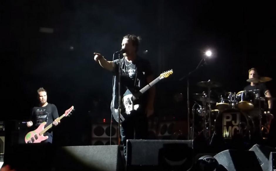 Eddie Vedder se percat&oacute; de la agresi&oacute;n y detuvo el concierto para pedir que retiraran al agresor. (Foto: Twitter)