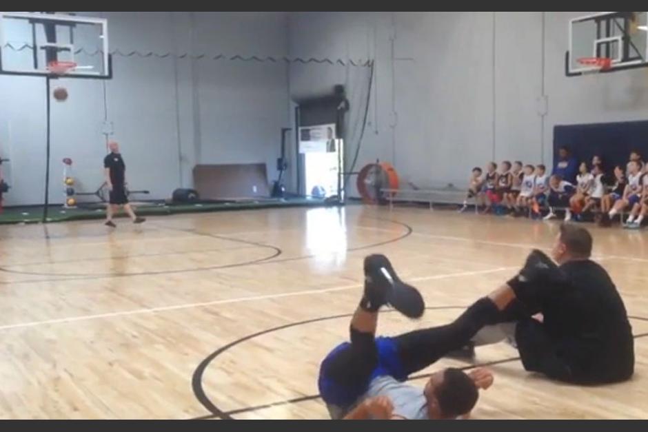 Curry consigue un espectacular enceste sentado y desde media cancha. (Foto: Captura de video)