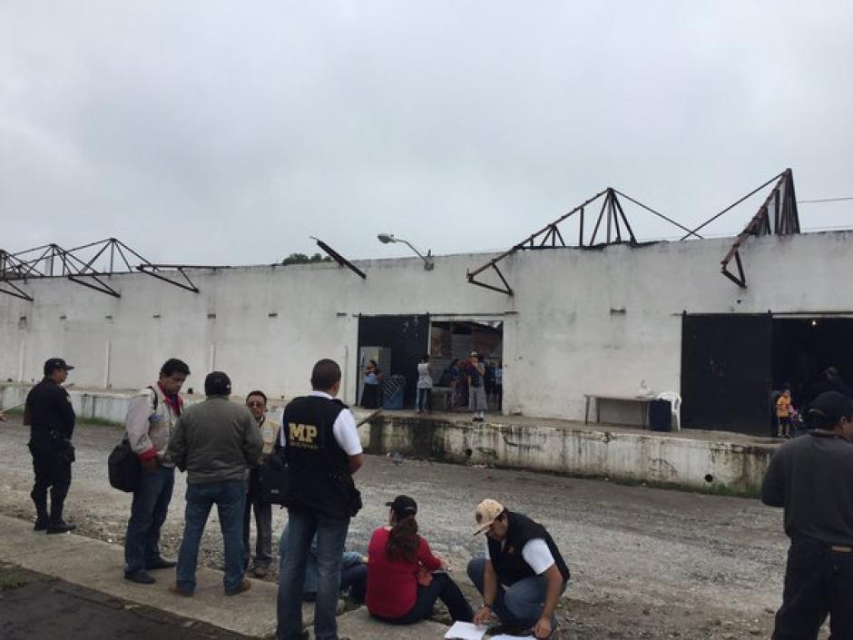 Este mi&eacute;rcoles fueron desalojadas al menos 150 familias que viv&iacute;an en las bodegas de Fegua ubicadas en la zona 1 capitalina. (Foto: Evelyn de Le&oacute;n: Soy502)