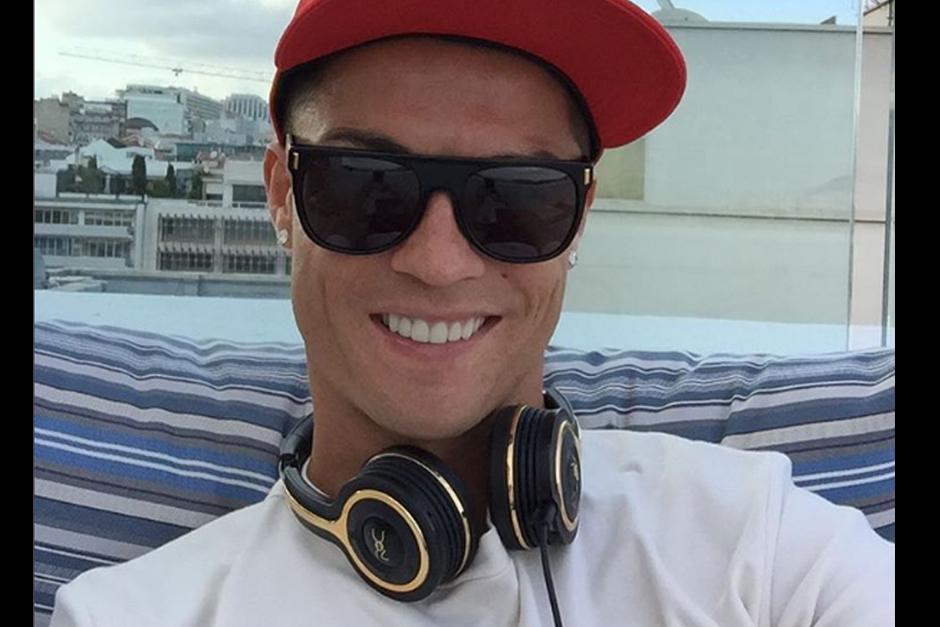 Cristiano Ronaldo desea feliz Navidad con un original video en sus redes sociales.