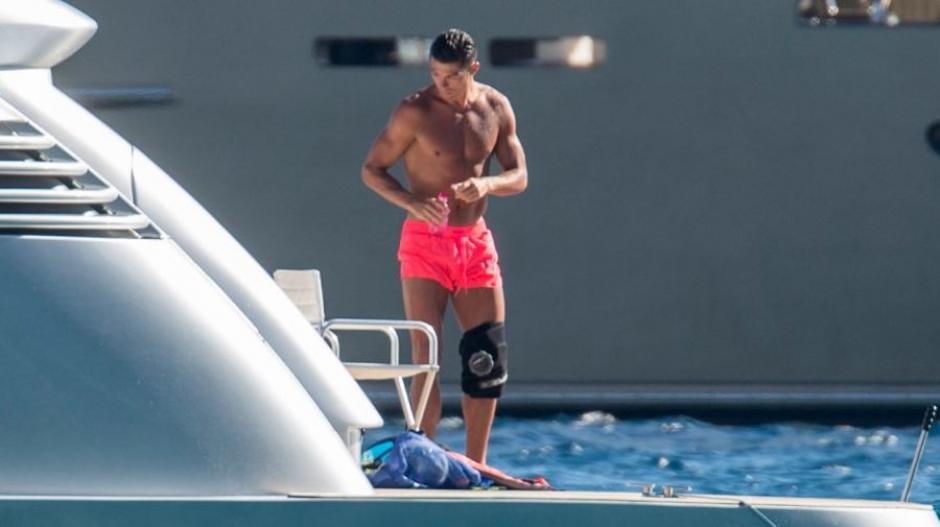 Cristiano no descansa ni en vacaciones y apresura la recuperaci&oacute;n de su rodilla. (Foto: AS)