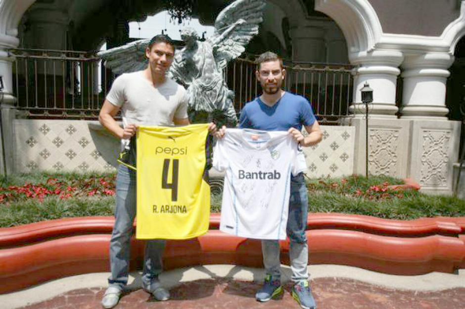 Carlos Gallardo y Jean M&aacute;rquez en representaci&oacute;n de Comunicaciones entregaron dos camisetas cremas al personal que acompa&ntilde;a a Ricardo Arjona. (Foto: Comunicaciones FC)