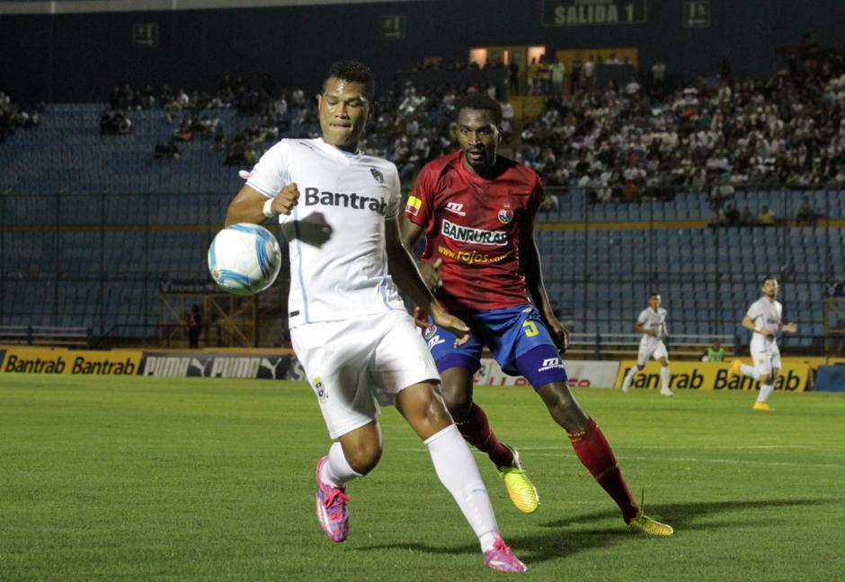 Cremas y rojos empataron en el cl&aacute;sico 281, es la igualdad n&uacute;mero 90 entre ambos desde 1951. En la acci&oacute;n, el paname&ntilde;o Rolando Blackburn ante Dennis L&oacute;pez. (Foto:Luis Barrios/Soy502)