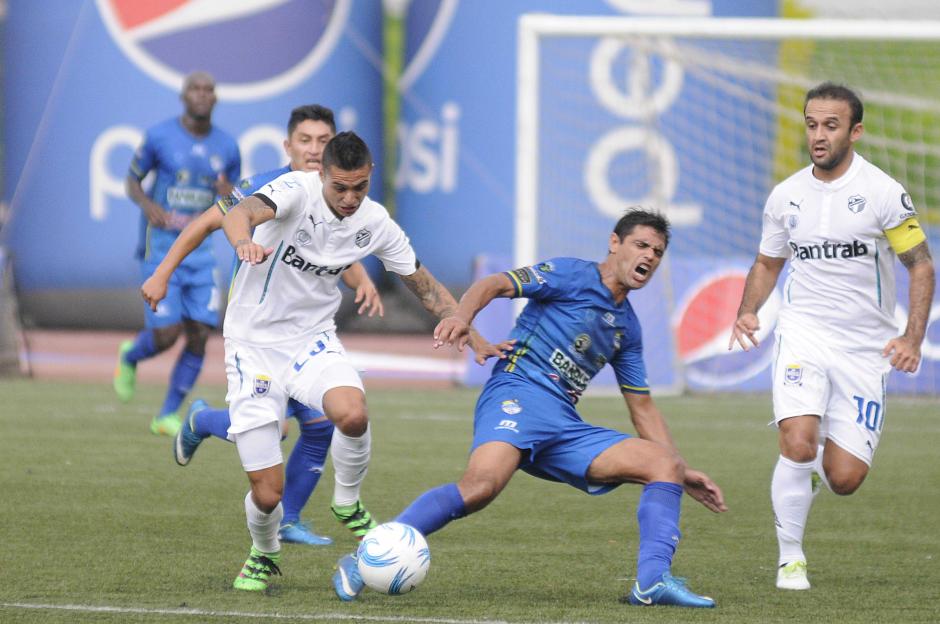 Jorge Aparicio intenta ganar la posesi&oacute;n de la pelota en el medio campo. (Foto: Nuestro Diario)