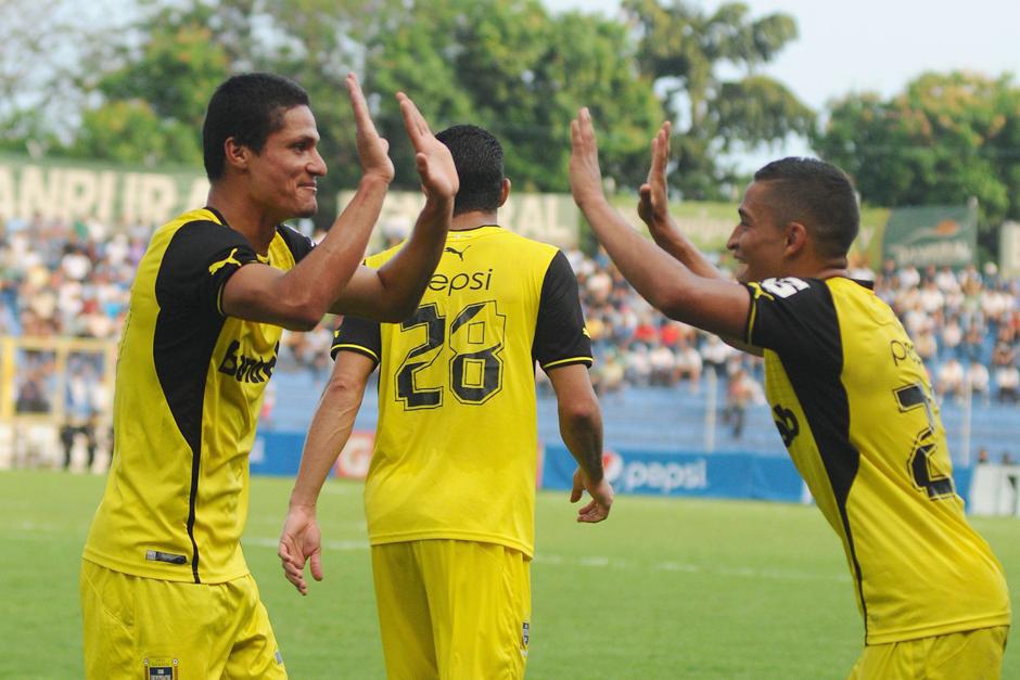 Jairo Arreola es felicitado, tras marcar el 2-1 definitivo en favor de los cremas que se llevan los tres puntos de Mazatenango. (Foto:Nuestro Diario)