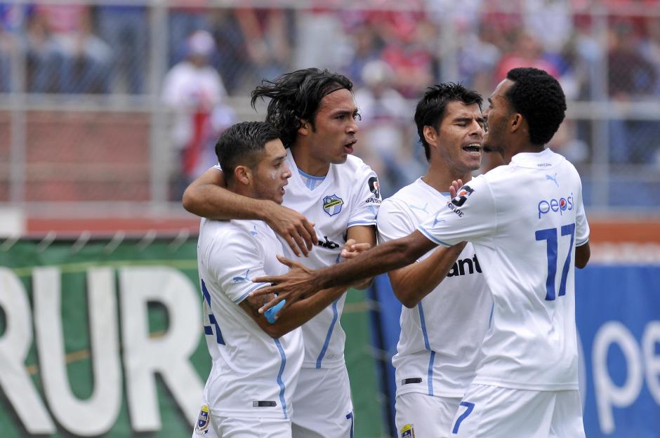 Agust&iacute;n Herrera (11) es felicitado por sus compa&ntilde;eros Kendel Herrarte (izquierda), Paolo Su&aacute;rez y Enrique Miranda (17). (Foto: Nuestro Diario).