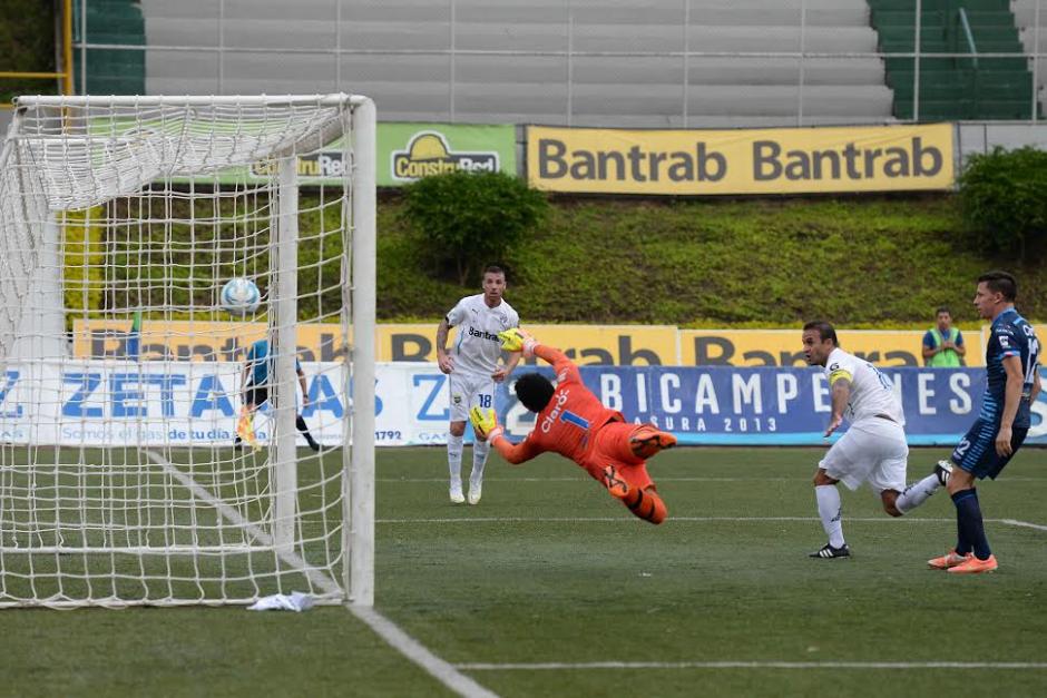 Jos&eacute; Contreras, en su regreso a la cancha tras una lesi&oacute;n, consigue el segundo gol para los albos que vencieron 2-0 a Xelaj&uacute;. (Foto: Nuestro Diario)