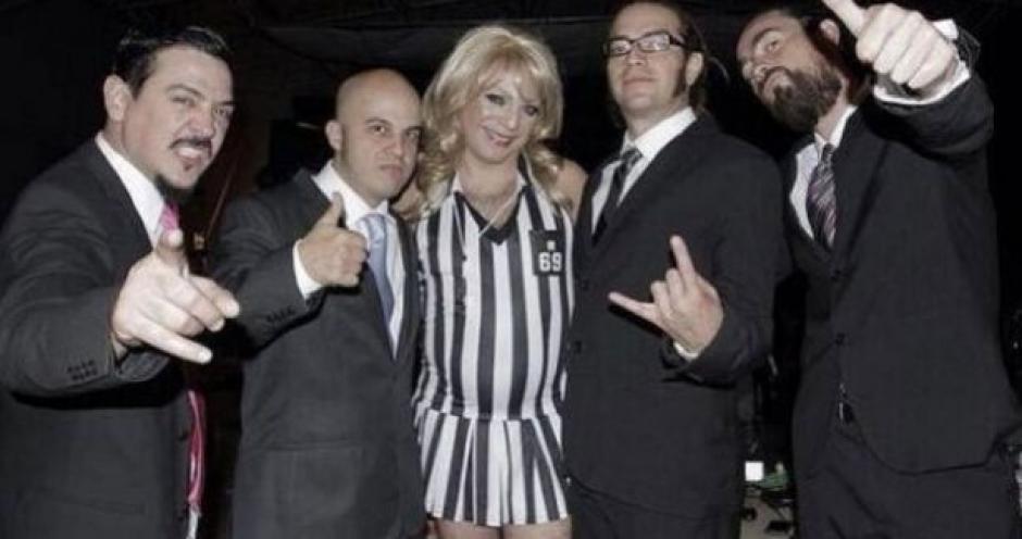 Cristian Castro aparece vestido de una mujer y hasta tuite&oacute; que sali&oacute; del cl&oacute;set. (Foto: Esmas)