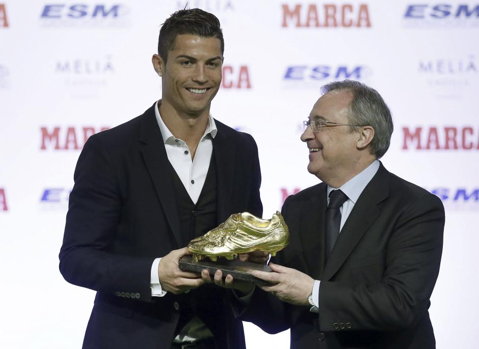 Cristiano Ronaldo recibi&oacute; el galard&oacute;n de manos de Florentino P&eacute;rez. (Foto: EFE/Juan Carlos Hidalgo)