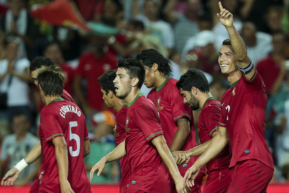 Cristiano Ronaldo comandar&aacute; esta tarde la ofensiva lusa ante Suecia, que visitar&aacute; Lisboa. (EFE)
