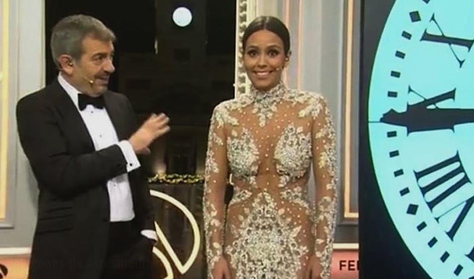 La presentadora española Cristina Pedroche lució un polémico vestido transparente de la firma Pronovias, que no dejaba nada a la imaginación. (Foto: youtube)&nbsp;