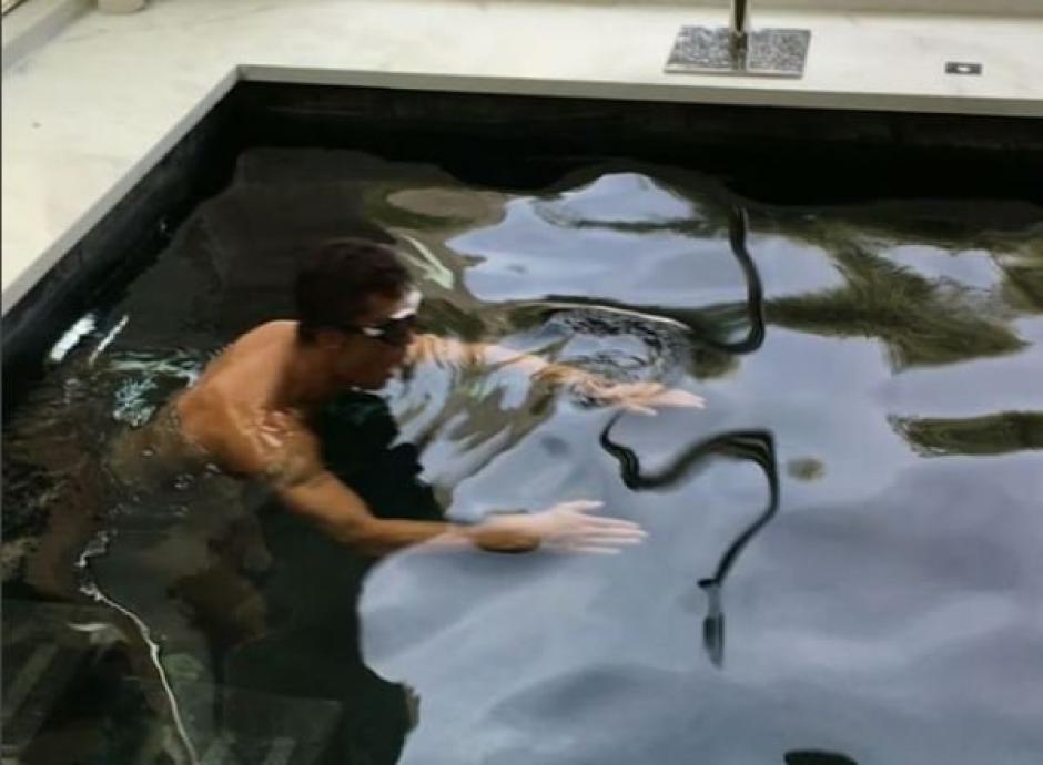 CR7 lució agotado al entrenar en la piscina de su casa. (Foto: Captura de video)