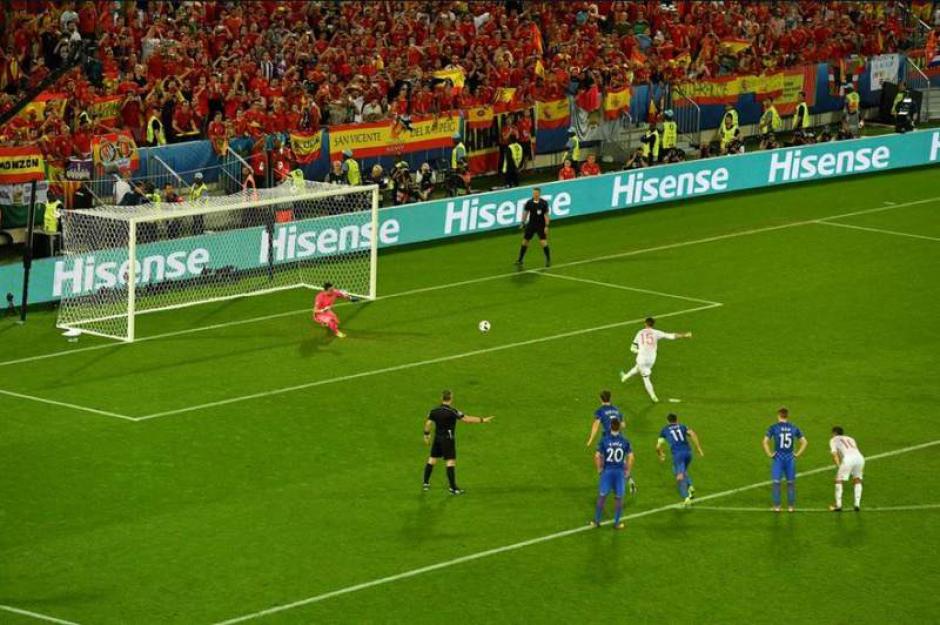 El portero croata se alenata y adivina el cobro de Ramos.  (Foto: Captura de video)