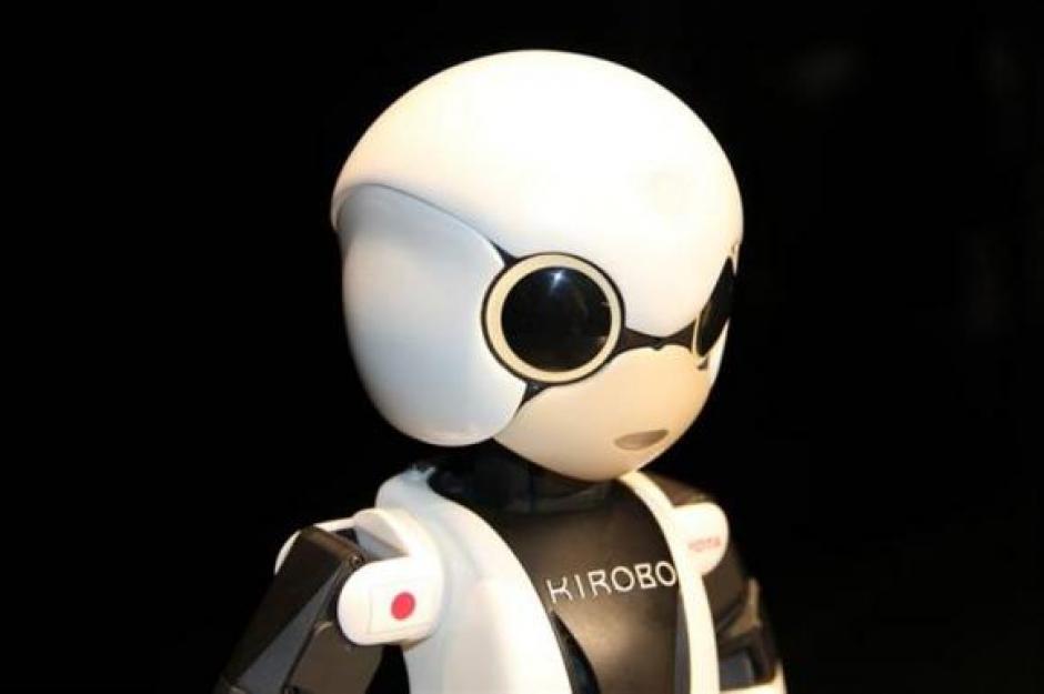 Kirobo, que se comunica mediante una combinación de "acciones autónomas y operaciones remotas", tiene unos 34 centímetros de altura, pesa en torno a 1 kilogramo y va equipado con una cámara de reconocimiento facial.