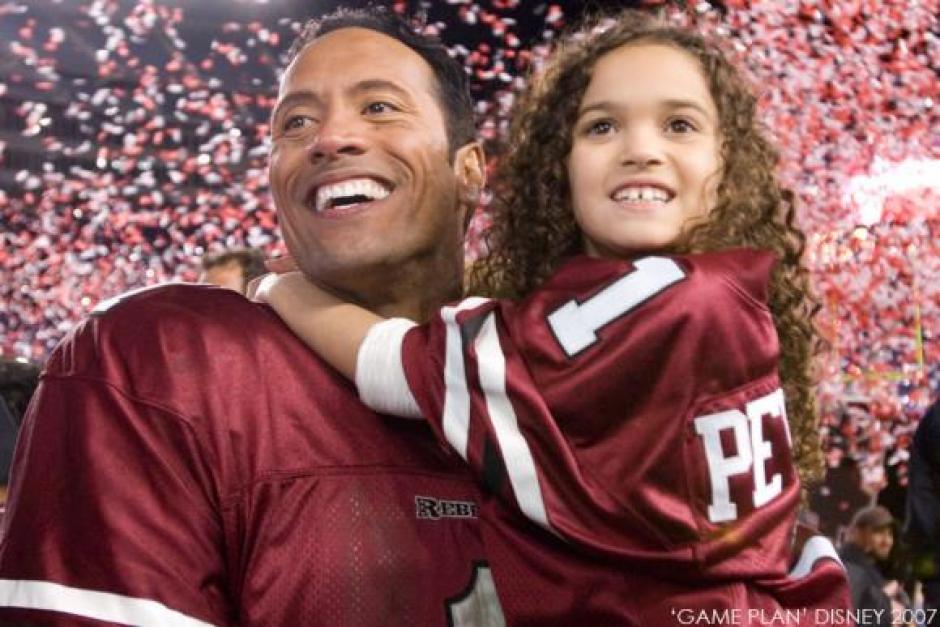 La tierna Peyton en la pel&iacute;cula Entrenando a Pap&aacute; junto a Dwayne Johnson. (Foto: Twitter)